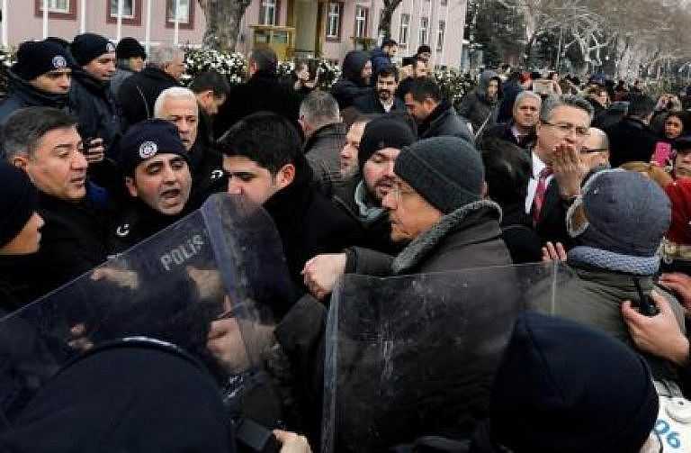 شرطة تركيا تطلق الغاز المسيل للدموع على احتجاج ضد توسيع سلطات الرئيس