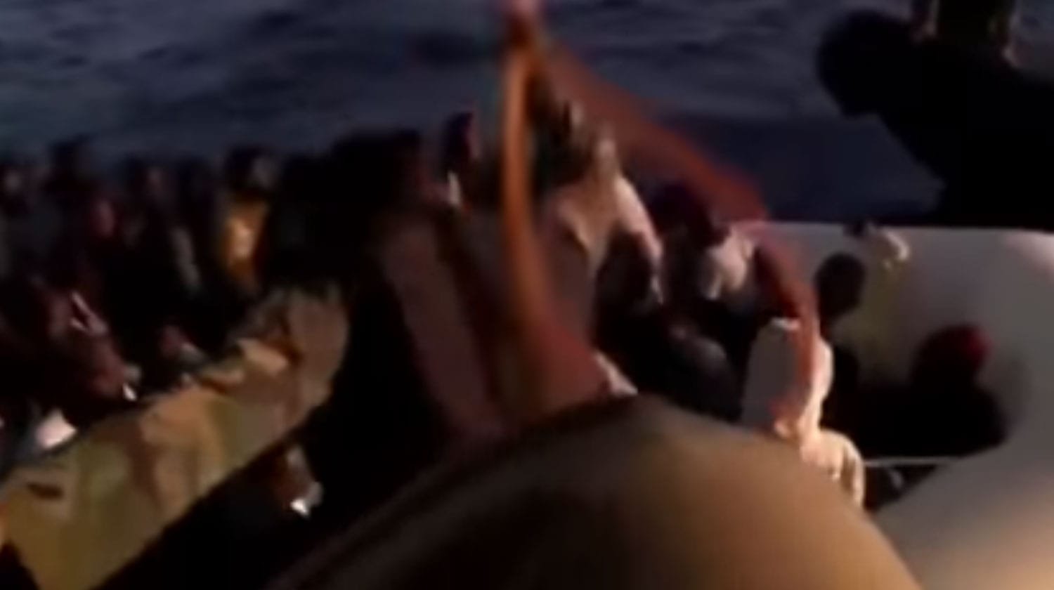 شاهد بالفيديو… ميليشيات #طرابلس تعذب مهاجرين في البحر