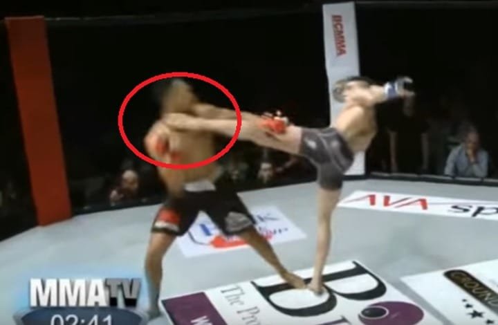 شاهد بالفيديو… مقاتل حاول الاستهزاء بخصمه فدفع الثمن غالياً