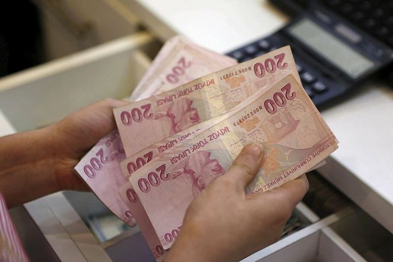الليرة التركية تهبط لمستوى قياسي منخفض جديد مقابل الدولار