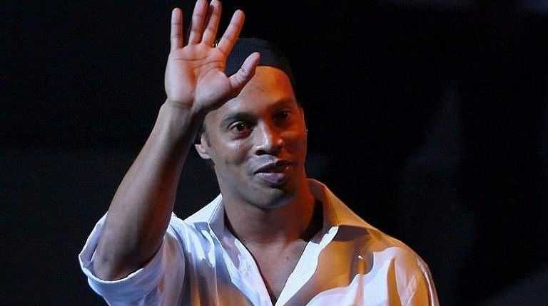 ronaldinho_acikladi_istanbula_geliyorum_1486189517_6478