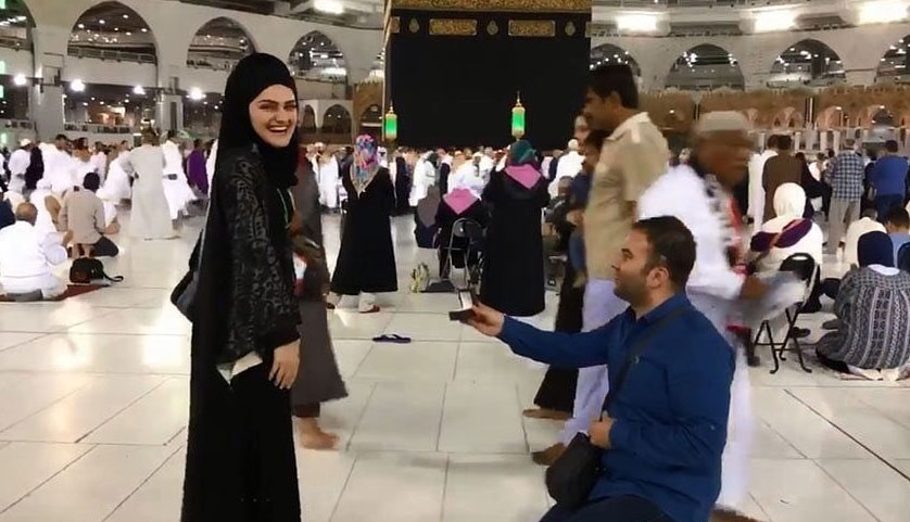 بالفيديو.. شاب تركي يتقدم لخطبة حبيبته أمام الكعبة .. هل أنت مع أم ضد هذا التصرف؟