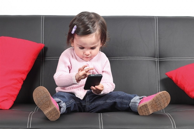 إذا كنت تسمح لطفلك باستخدام الهاتف الذكي .. توقف حالا
