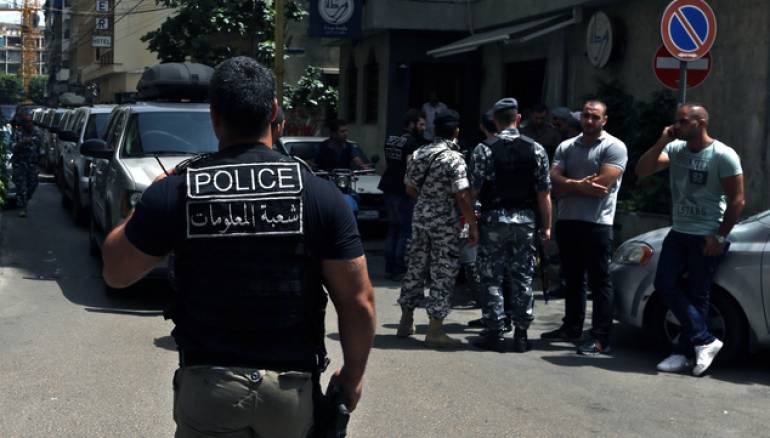 فيديو جديد .. ضابط لبناني يمارس عنصريته على عائلة سورية بتهمة غريبة!