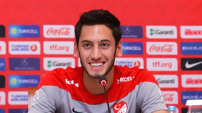 مفاوضات لضم لاعب كرة القدم التركي هاكان تشالهانوغلو إلى اي سي ميلان