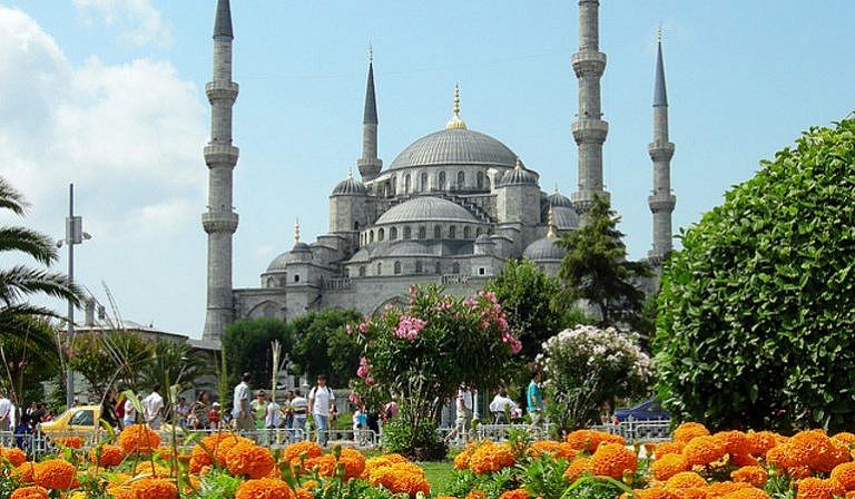 medium_blue_mosque_istanbul_tulips