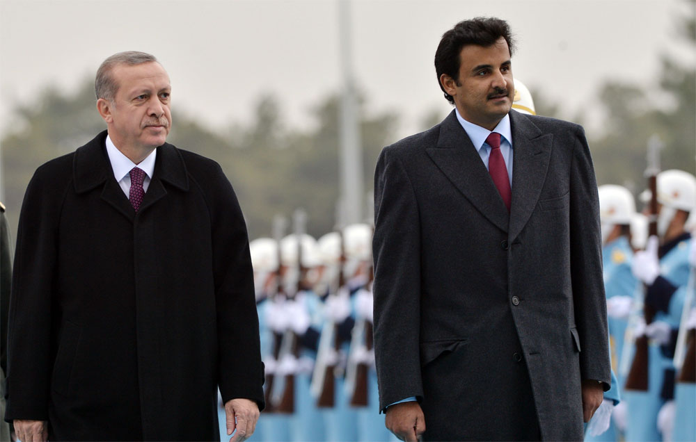 أردوغان يعلن دعمه لقطر ويعتزم “تطوير” العلاقات معها