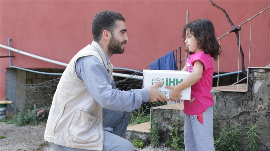 هيئة الاغاثة التركية توزّع مساعدات على آلاف من المواطنين السوريين