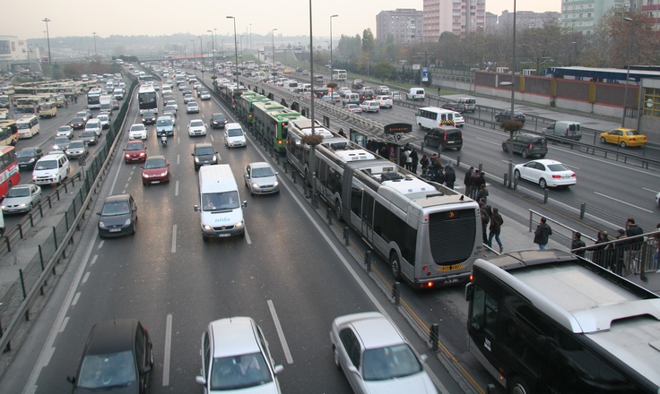 تمديد فترة عمل المترو والترامواي ومرمراي في اسطنبول حتى الواحدة ليلاً لهذا السبب