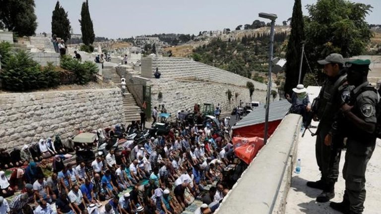 measures-compound-security-officers-entrance-jerusalem-palestinians_6a7b983e-6de7-11e7-90b5-ba41537c464e