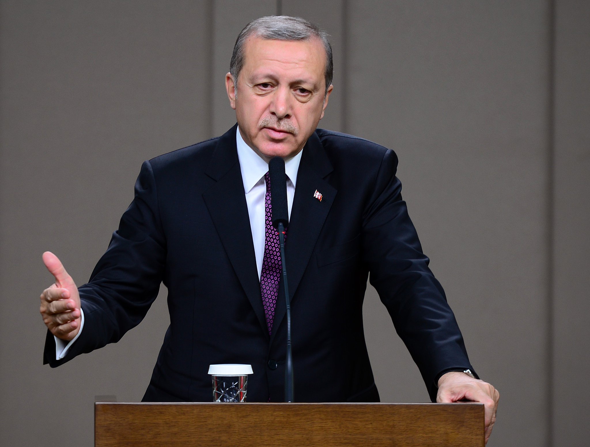 أردوغان يجدد تأديبه لوزير الخارجية الإماراتي .. وهذا ما قاله له