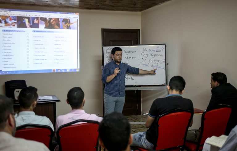 "فاروق آسن" شاب تركي يعلّم الغزيين أ