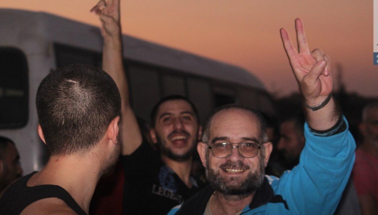 نظام الأسد يفرج عن 104 معتقل بصفقة تبادل