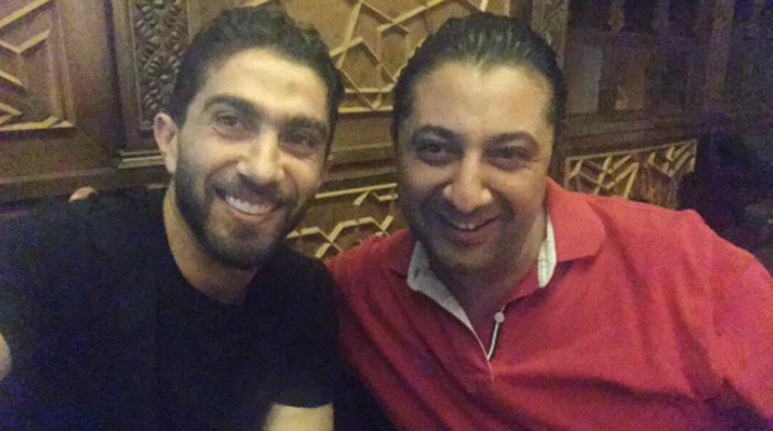 اللاعب السوري فراس الخطيب يرفع علم النظام تحت صورة الأسد