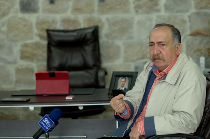 الفنان السوري بشار إسماعيل يشبه بشار الأسد وحسن نصرالله بأمير المؤمنين علي بن أبي طالب كرم الله وجهه
