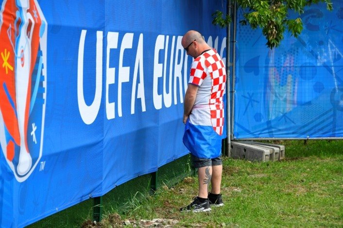 حكم يطرد حارس مرمى بعد أن تبول في الملعب خلال المباراة