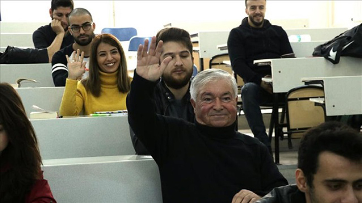 بعد 49 عاماً من ترك الدراسة .. تركي يحقق حلمه ويعود إلى الدراسة بالجامعة