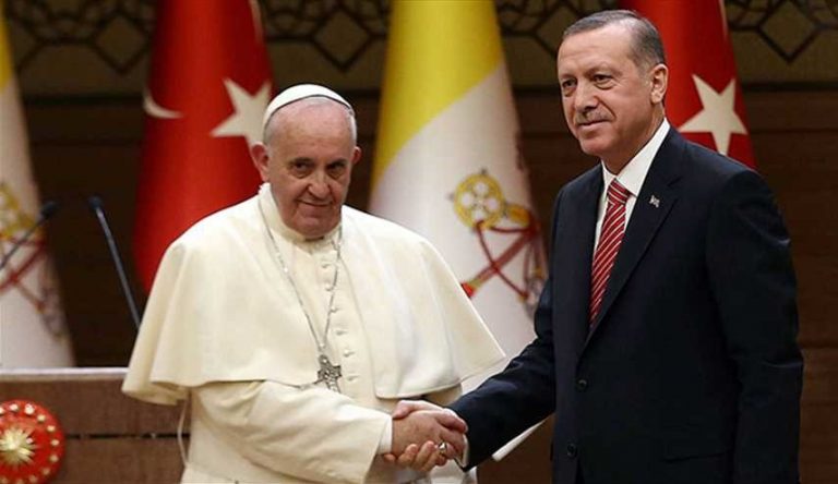 بالفيديو؛ شاهد ماذا أهدى أردوغان لبابا الفاتيكان متعمدا إحراجه