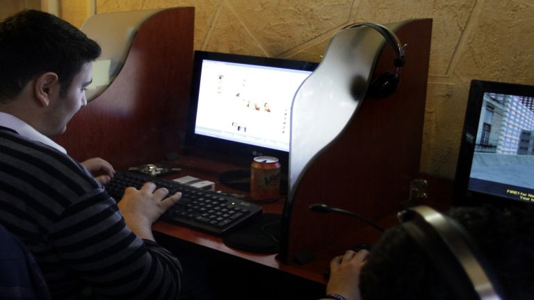 Syrian youths use computers at an intern
