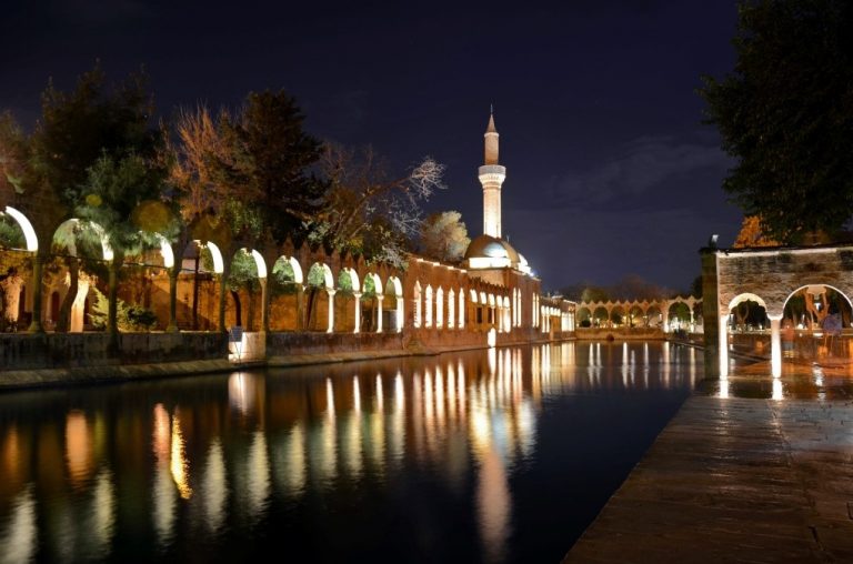 مسجد-شانلي-أورفا-وبحيرة-الأسماك