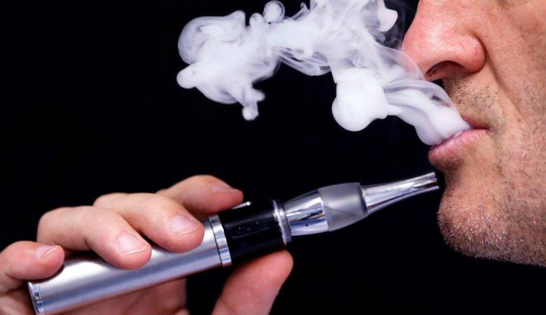 بروفيسور تركي يحذر من مخاطر السجائر الإلكترونية .. وهذا ما قاله