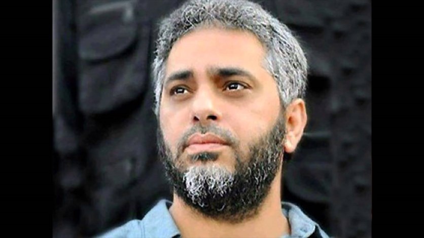 شاهد فضل شاكر في أول ظهور إعلامي حليق اللحية يعزف ويغني