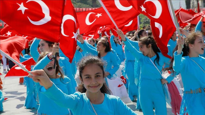 أطفال إزمير  يشاركون باحتفالات “عيد الطفولة والسيادة الوطنية”