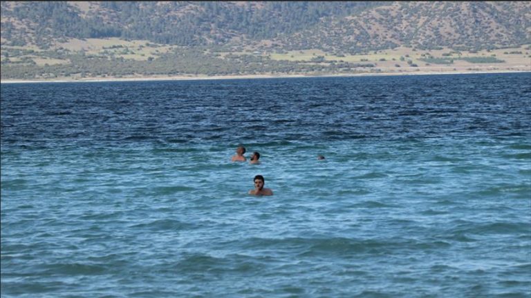 "مالديف تركيا".. بحيرة "صالده" تخطف أنظار السياح