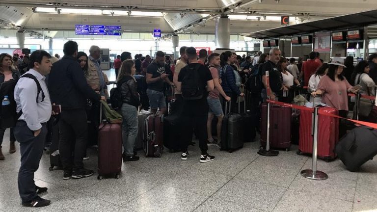 مطار "أتاتورك" في إسطنبول يكتظ بالسياح الأجانب