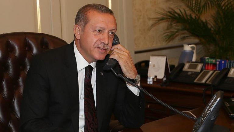 أردوغان يتحدث بالهاتف