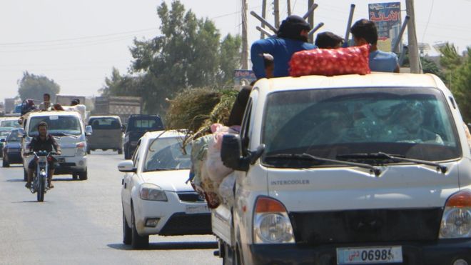 مئات المدنيين السوريين يفرون من إدلب خوف هجوم وشيك