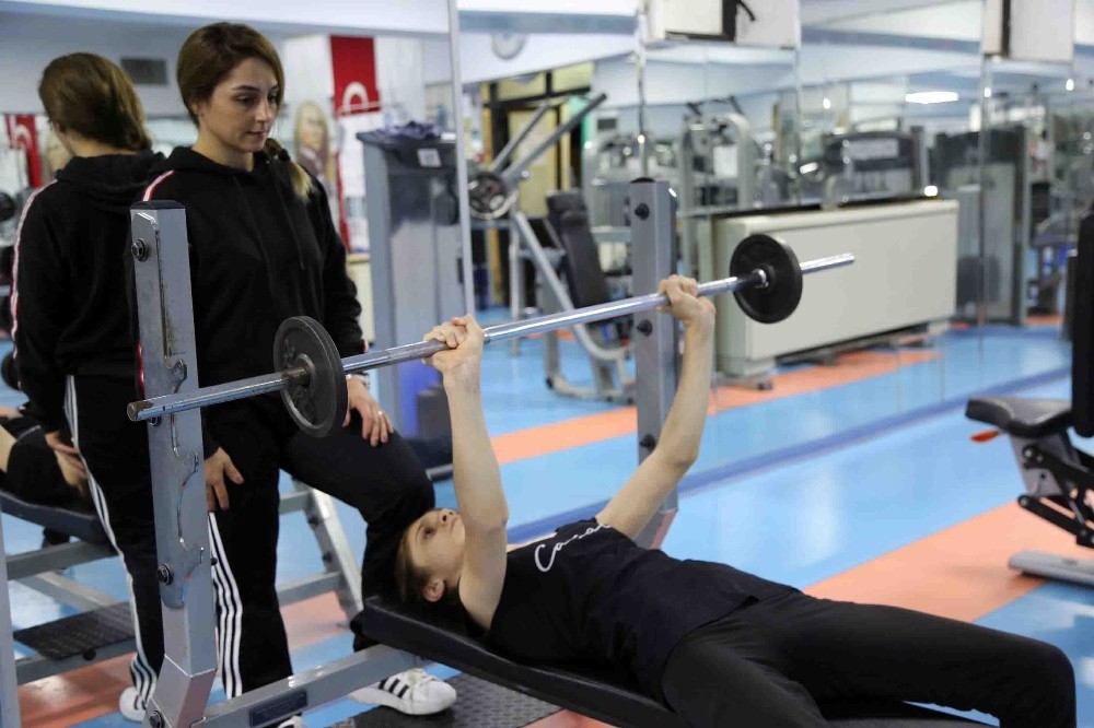 “SURİYELİ ZEYNEP EMEKLEYEREK GELDİĞİ SPOR SALONUNDAN YÜRÜYEREK ÇIKTI”