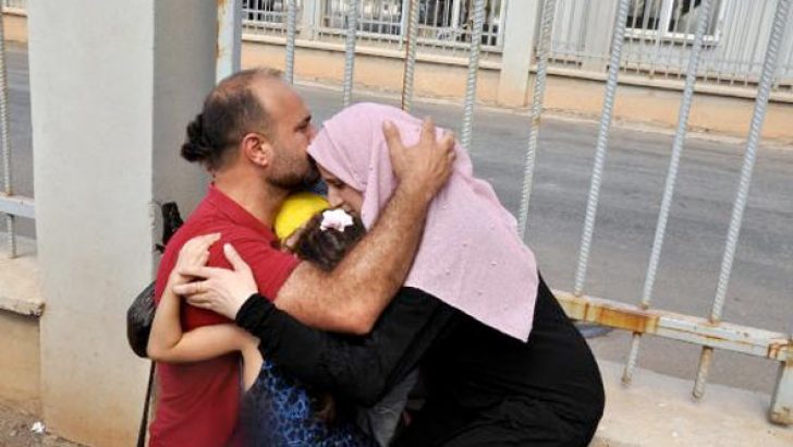 sinir-kapisinda-7-gundur-elinde-cicekle-bekliyordu-mutlu-son-728x410