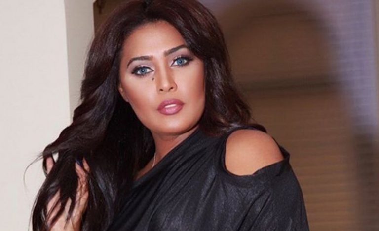 فنانة مشهورة