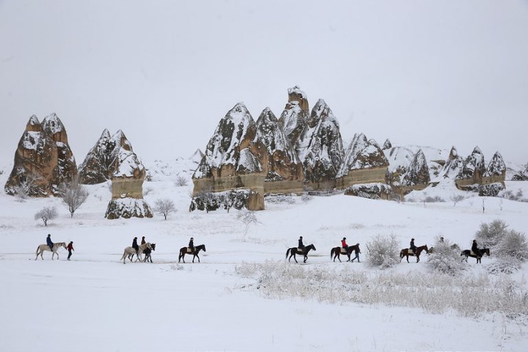 Turistler Kapadokya'da karın keyfini çıkardı
