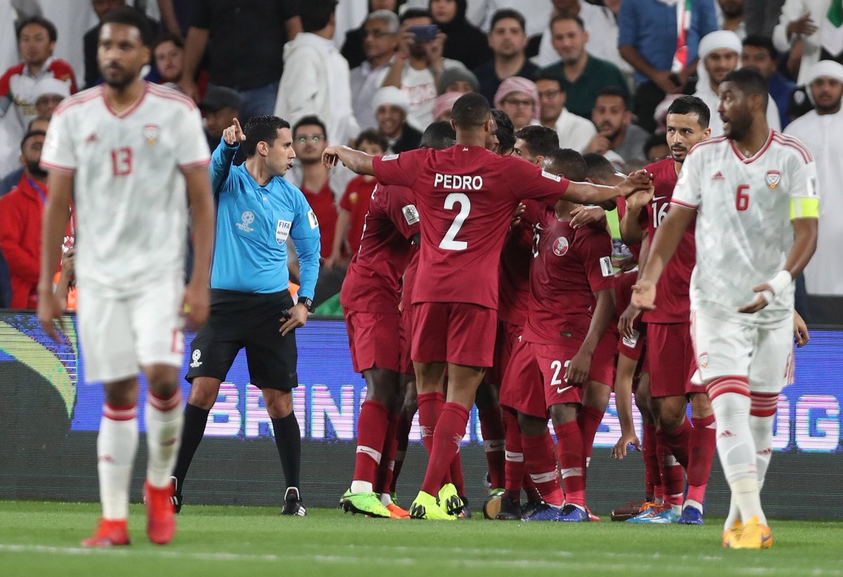 مشهد غير متوقع في مباراة #قطر_الامارات تشعل مواقع التواصل الاجتماعي (شاهد)