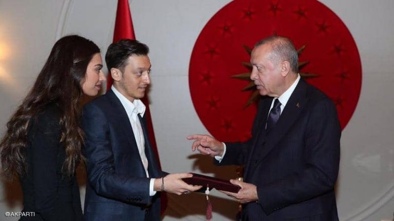 مسعود أوزيل وخطيبته التقيا أردوغان