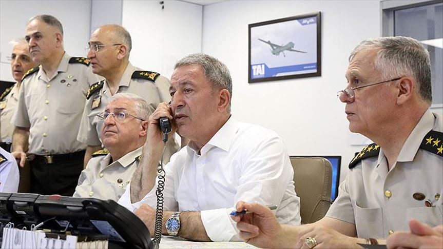 وزير الدفاع التركي يدير حملة ضد أوكار الإرهابيين شمال العراق