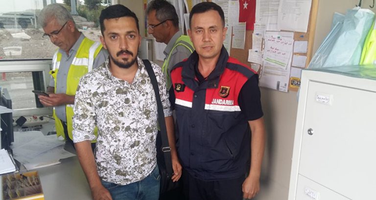 (ÖZEL) METROBÜS DURAĞINDA AYAK EZDİREN ŞAKA METROBÜS DURAĞINDAKİ ŞAKA KÖTÜ BİTTİ ARKADAŞINA ŞAKA YAPTI, METROBÜS AYAĞININ ÜZERİNDEN GEÇTİ