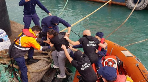 خفر السواحل ينقذ امرأة سقطت في البحر قبالة سواحل هاتاي (فيديو)