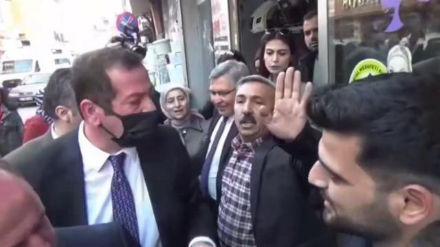 ahmet-davutoglunun-esnaf-ziyaretinde-gergin-anlar-davani-satmayacaktin-erdogana-ihanet-ettin-094613-202203293