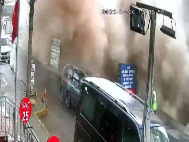 بالفيديو..انهيار مبنى مؤلف من 5 طوابق في إسطنبول
