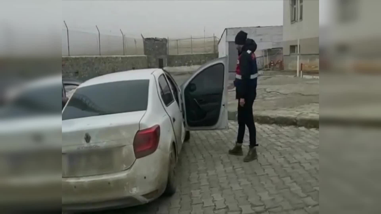 karsta-bir-otomobilden-14-kacak-gocmen-cikti
