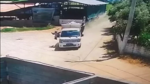 إصابة عامل نظافة بجروح خطيرة بعد سقوطه من شاحنة نفايات في أيدن