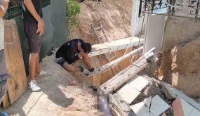 وفاة عامل سوري إثر انهيار شرفة مبنى أثناء العمل في أنطاليا (فيديو)