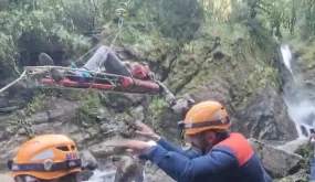 فقد ساقه الصناعية فعلق بين الصخور.. إنقاذ جوي في بورصة (فيديو)