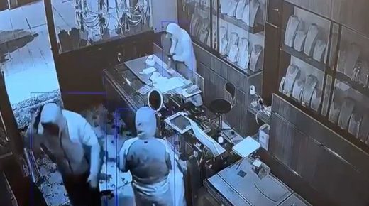 في باشاك شهير.. عصابة تنفذ سرقة مجوهرات بقيمة 3 ملايين ليرة خلال 3 دقائق فقط! (فيديو)