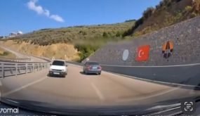 صادم! سيارة تسير عكس الاتجاه بأقصى سرعة في بورصة وتتسبب بكارثة (فيديو)