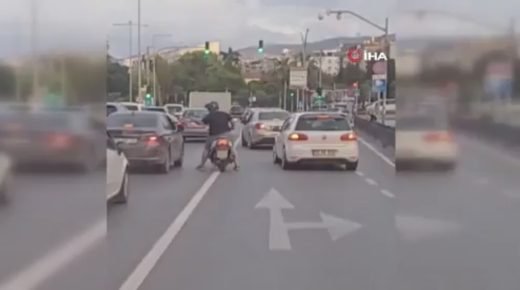 شجار مروري في سامسون.. سائق دراجة يهاجم سيارة بقبضته أمام المارة (فيديو)