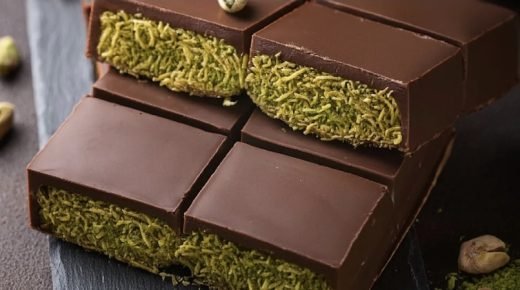 قطعة شوكولاتة دبي المشهورة كادت تقتل طفلًا… ما وُجد بداخلها صدم العائلة! (فيديو)